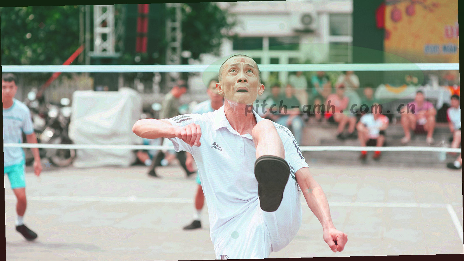 虚焦的看台与灯柱剪影，高对比暗调画面